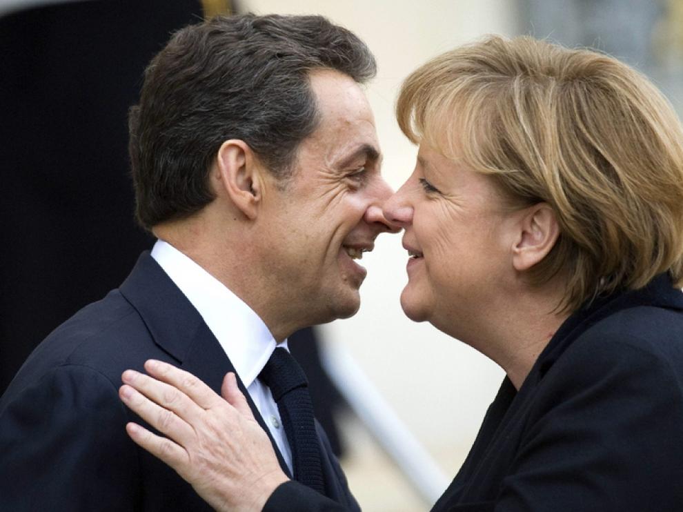 Merkel y Sarkozy se saludan al inicio de su reunión
