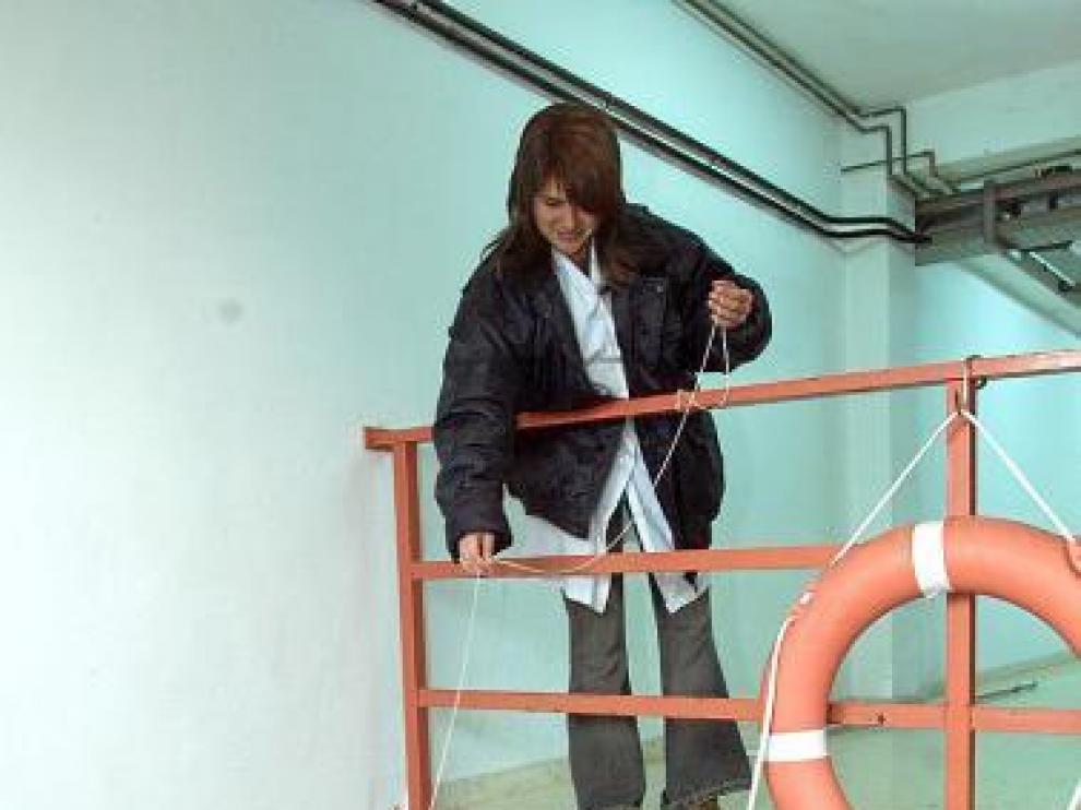Una operaria toma muestras en la potabilizadora de la ciudad.