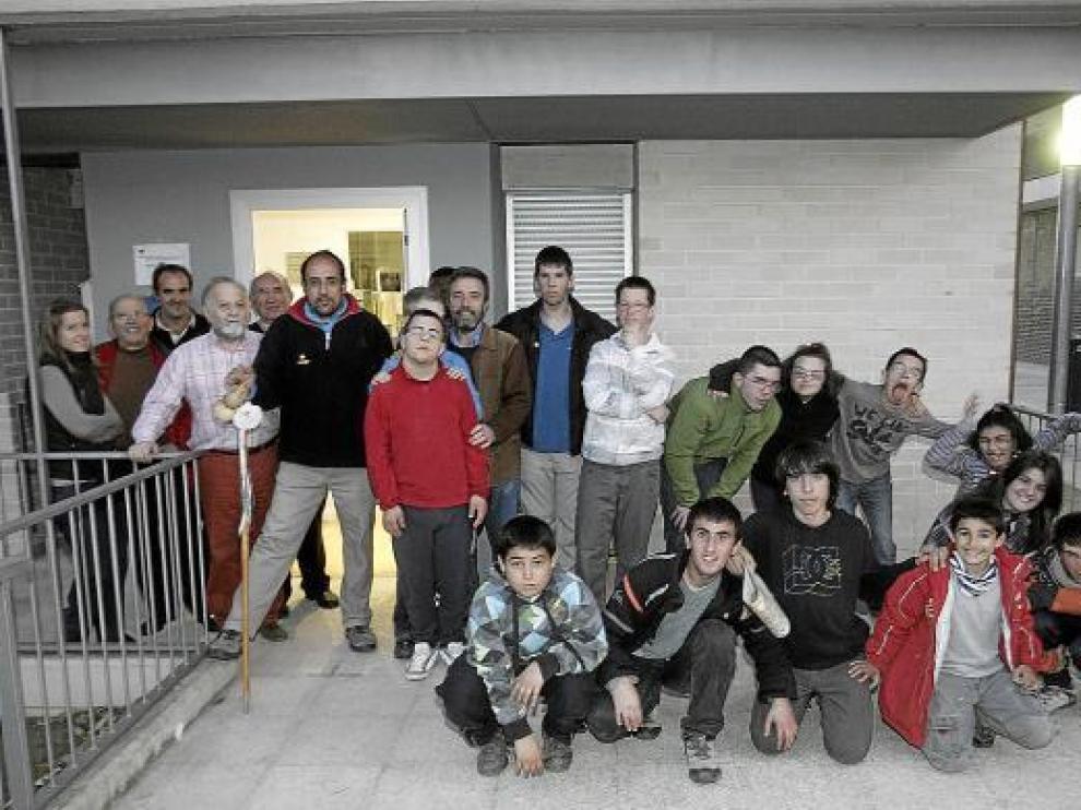 El grupo de la Fundación Crisálida y de la Asociación Down de Huesca ayer en el albergue local.