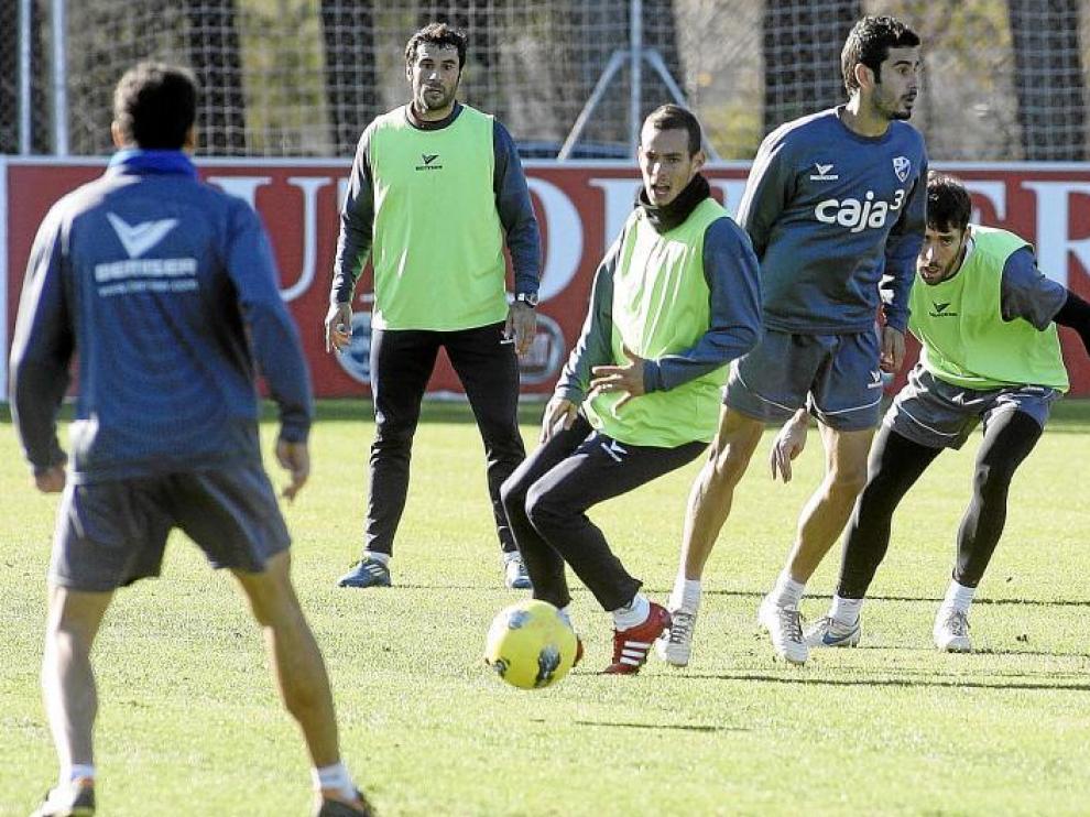 Manu Molina, en el centro de la imagen, en el partidillo disputado en el entrenamiento de ayer.