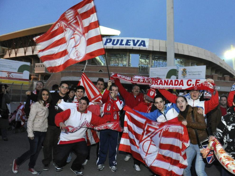Aficionados del Granada en las afueras del estadio