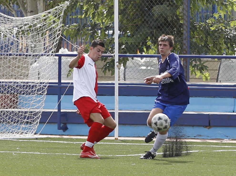 Un jugador del Morata, de azul, en un partido contra el Actur