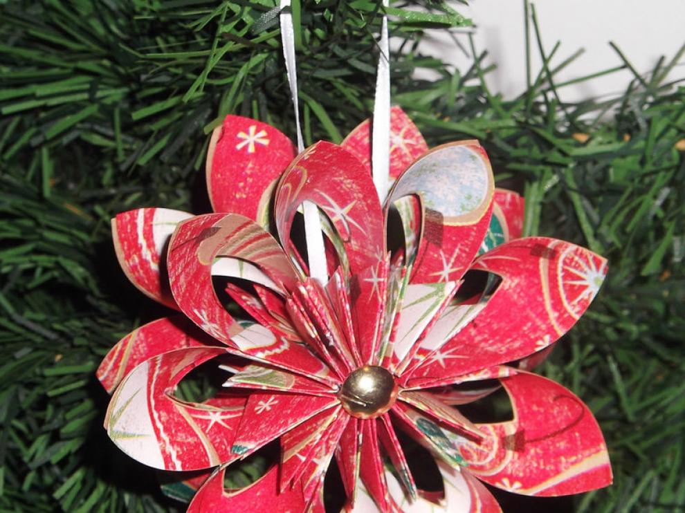 Con papeles especiales, se pueden hacer flores de 'origami' para el árbol