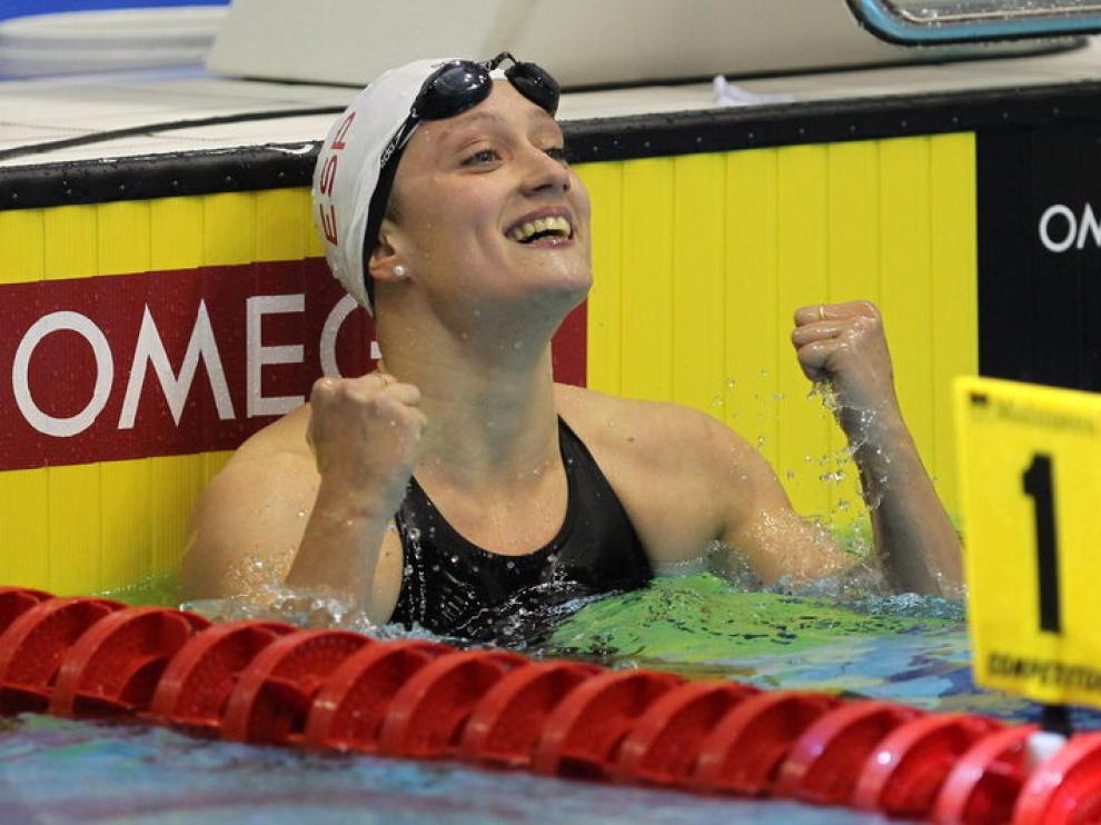 Mireia Belmonte celebra su primera medalla de oro en Polonia