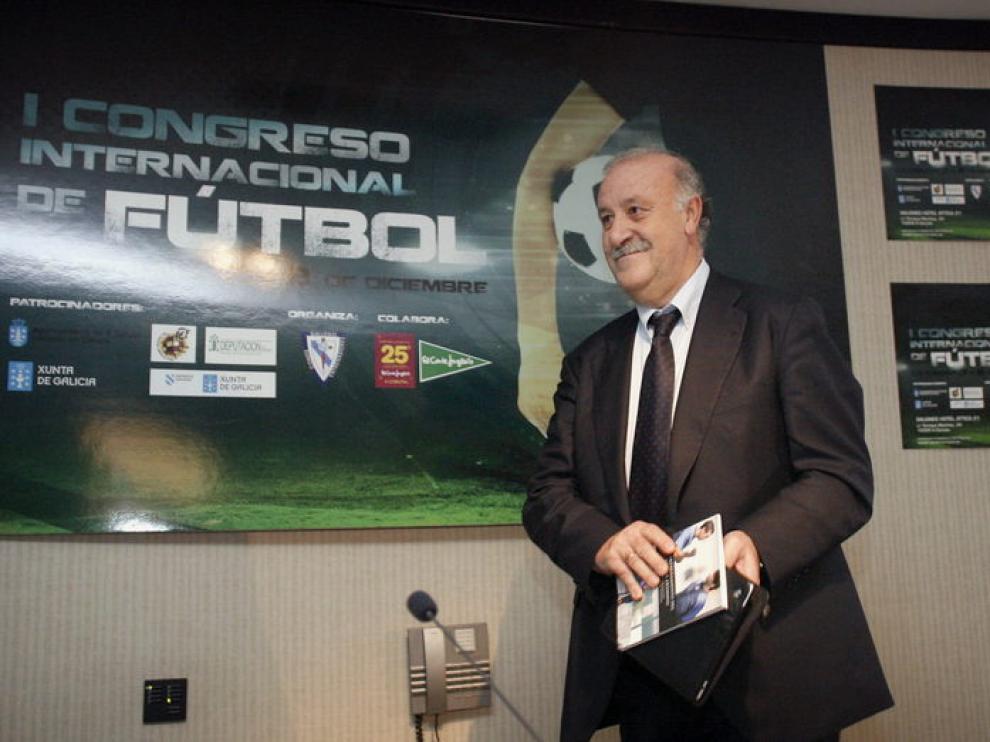 El seleccionador español, Vicente del bosque, durante la conferencia mantenida en A Coruña.