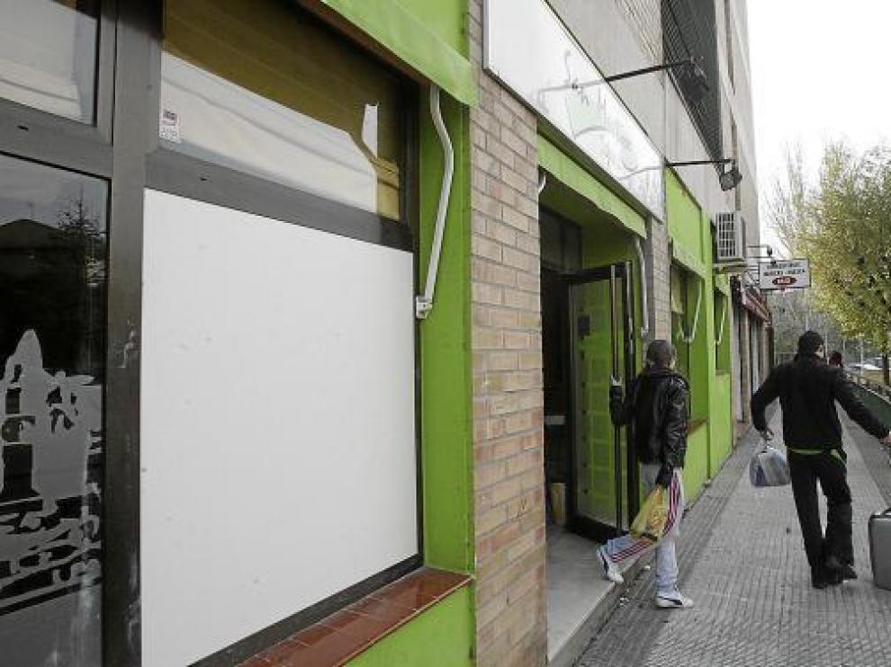Un panel tapaba ayer por la mañana el ventanal destrozado a pedradas en la cafetería San Martín.