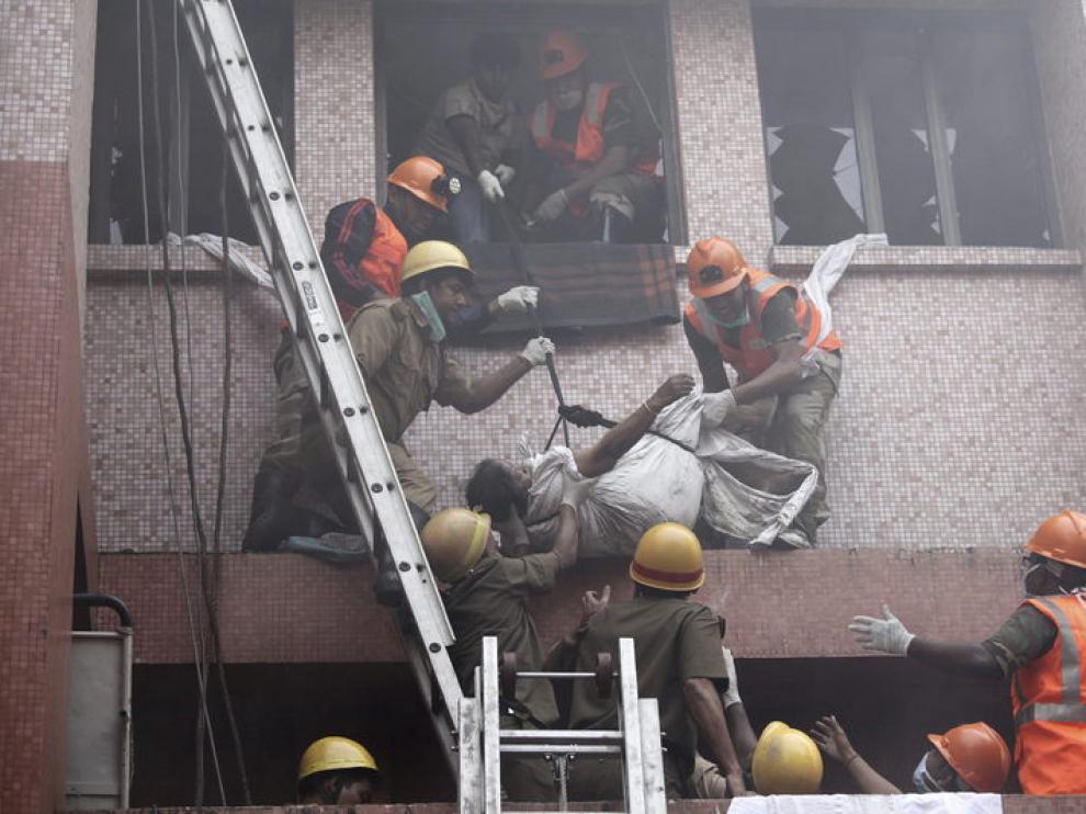 Labores de rescate en el hospital incendiado