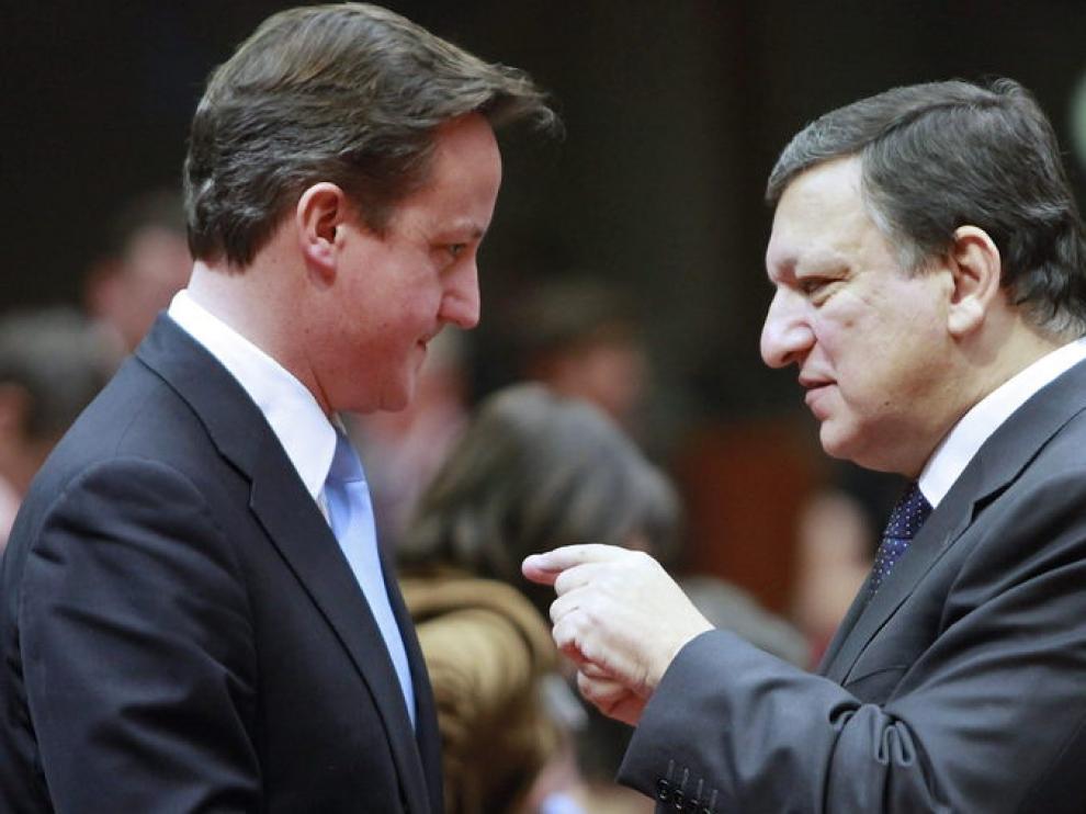 El primer ministro británico, David Cameron, habla con Durao Barroso