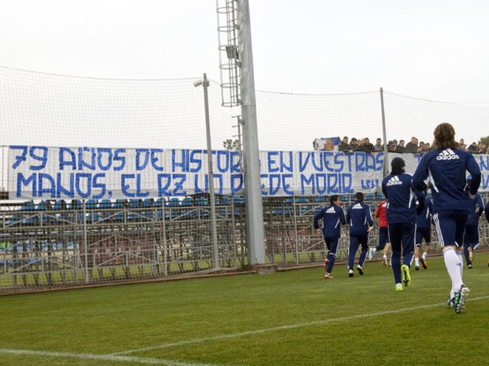 Varios aficionados acudieron al último entrenamiento para manifestar su apoyo a los jugadores y su oposición a los gestores