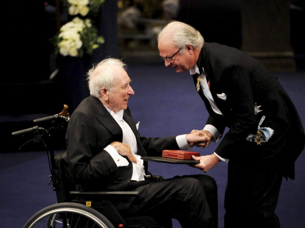 El rey Carlos Gustavo de Suecia saludó cariñosamente Tranströmer en el momento de hacerle entrega de la medalla