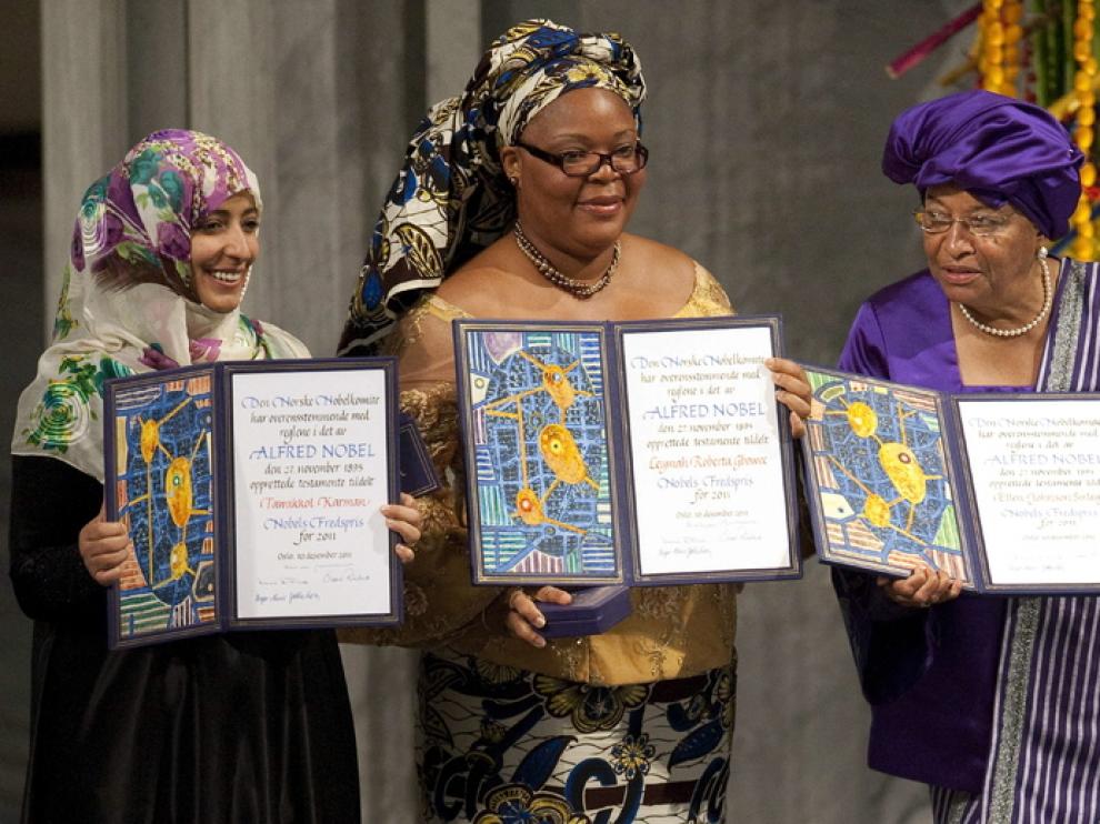 Las tres ganadoras del Nobel de la Paz este año posan con el galardón