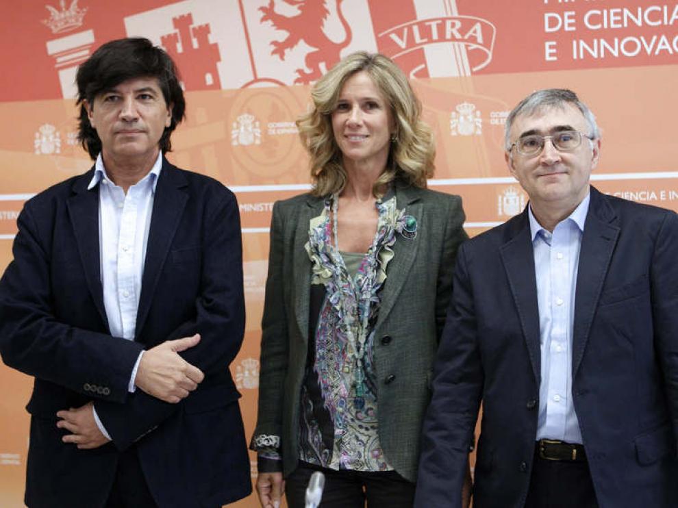 Cristina Garmendia junto a Carlos López-Otín (i) y Elías Campo (d), en una foto de archivo