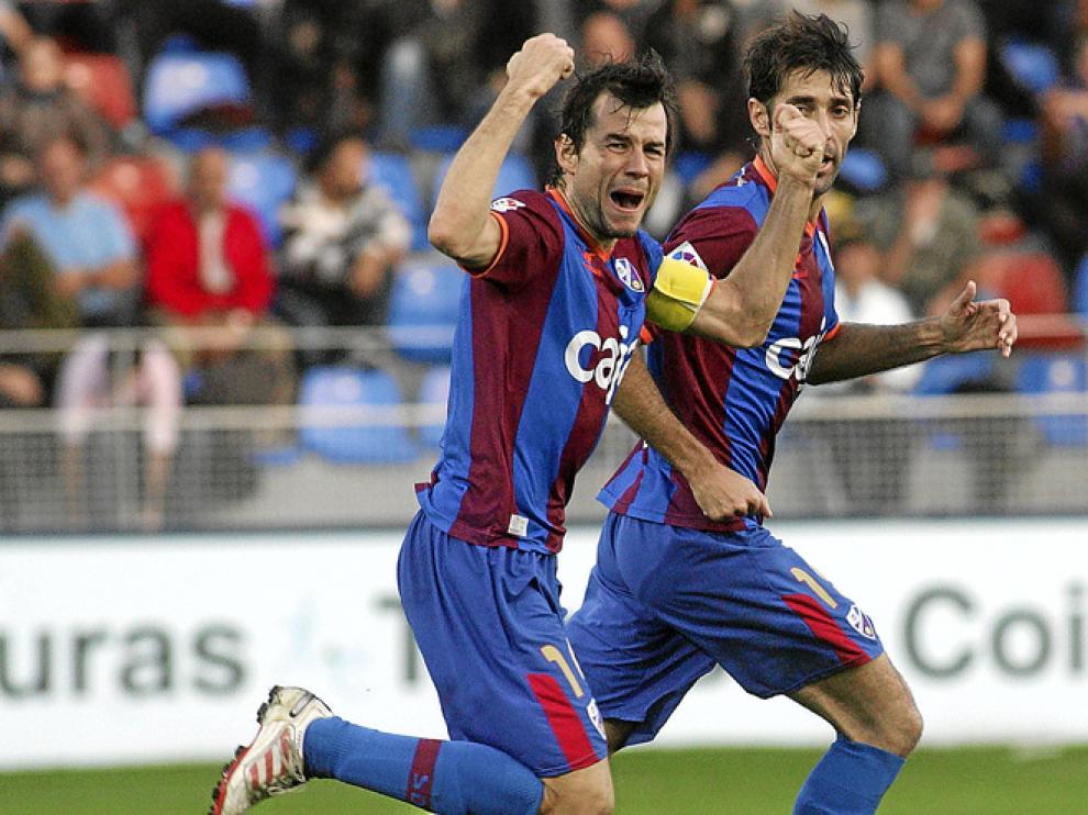 Camacho, que en la imagen celebra su gol al Valladolid, regresará tras cumplir su sanción. Faltará por el mismo motivo Corona