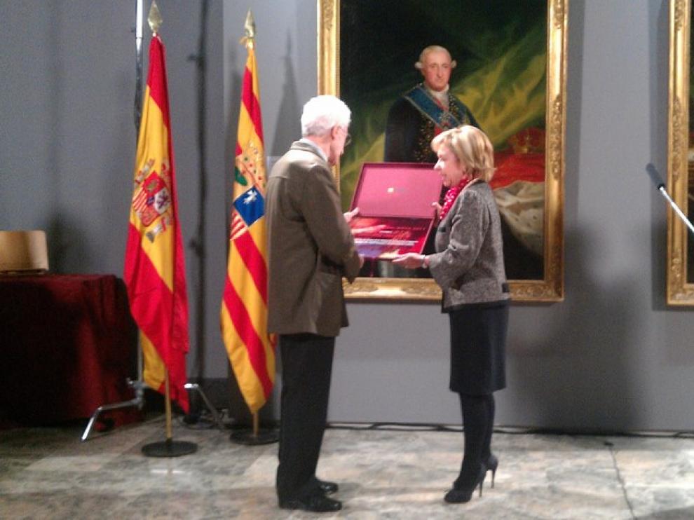 Juan José Vera Ayuso recibe el Premio Aragón Goya de manos de la consejera Dolores Serrat