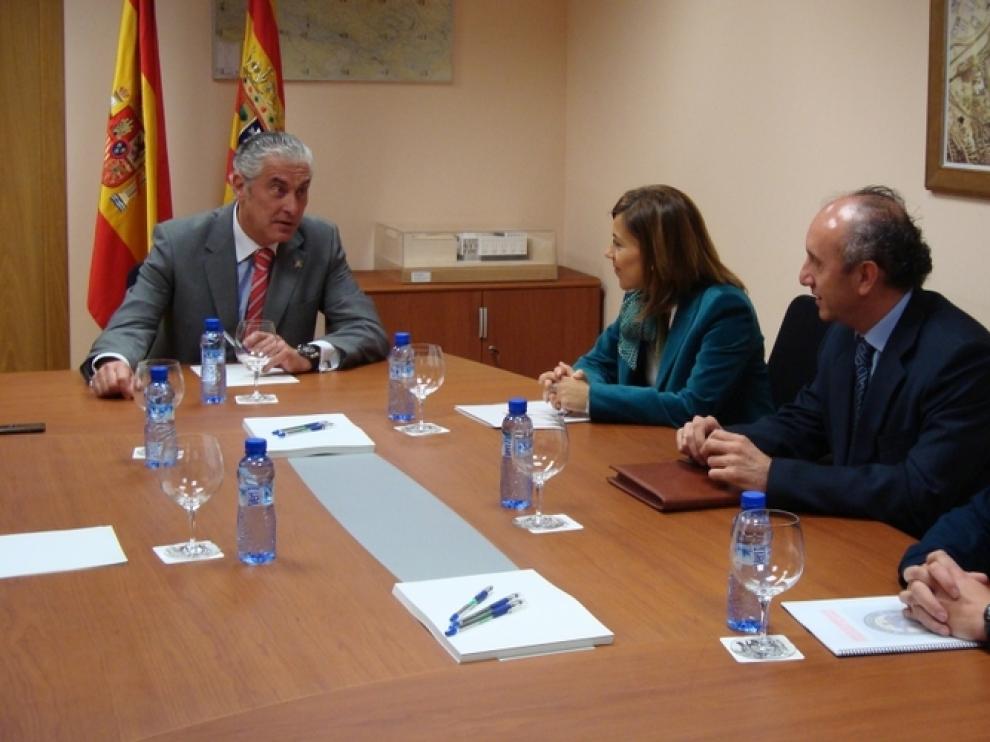 Imagen de la reunión entre Antonio Suárez y Ana Alós