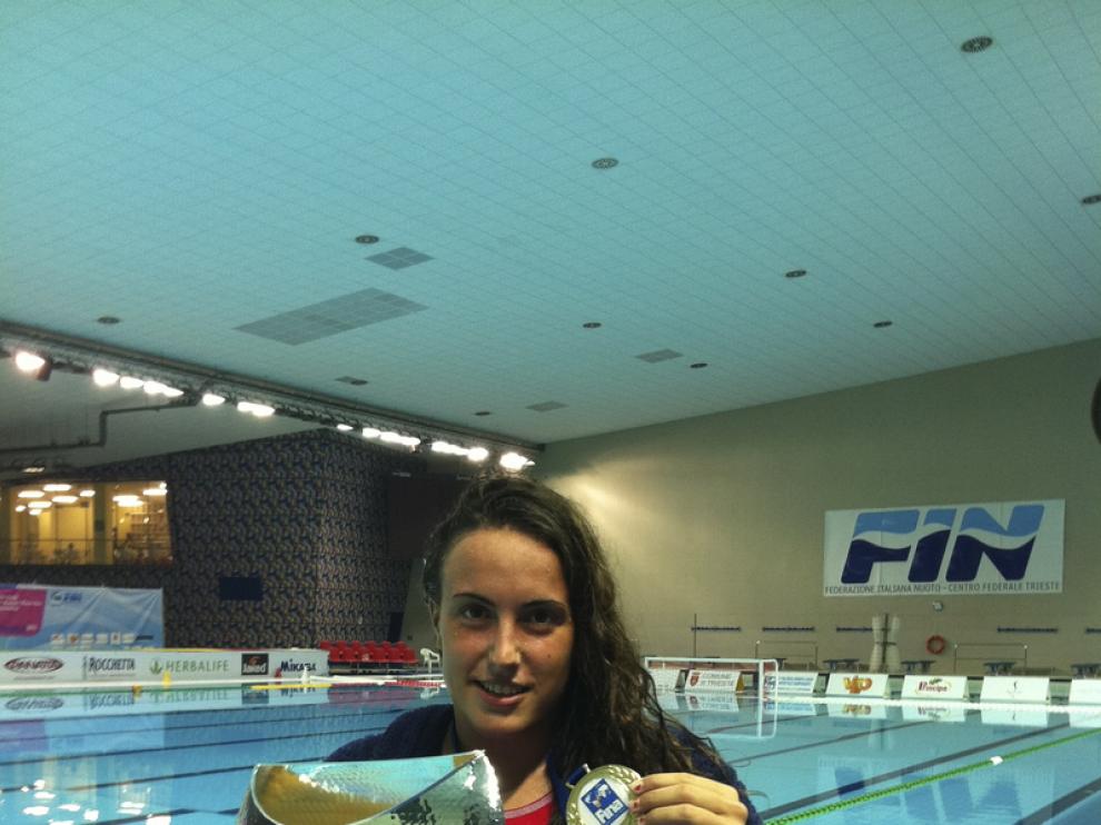 Andrea Blas, con la copa de campeona del mundo júnior