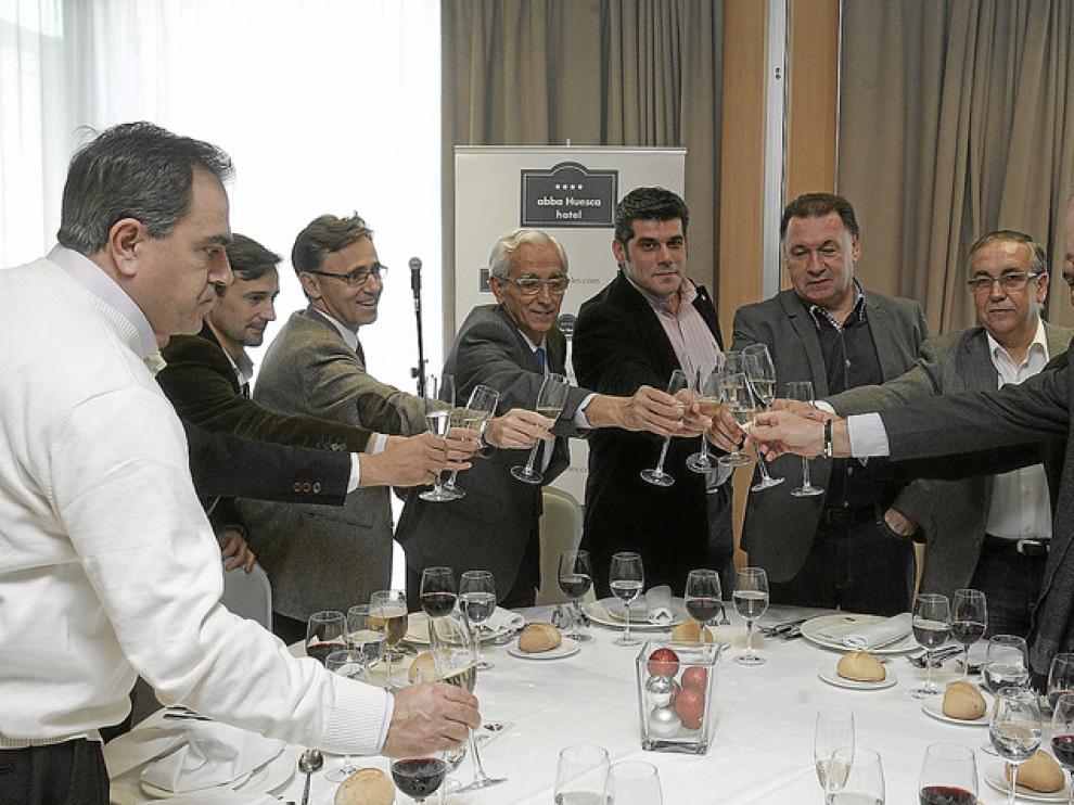 Brindis de la mesa central, con los principales directivos, el concejal de deportes, José María Gella, y otros colaboradores.