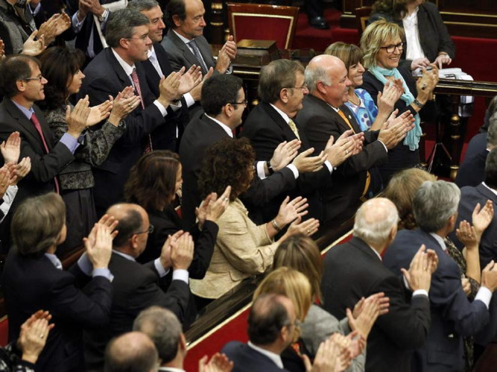 El recién elegido presidente del Senado, Pío García Escudero (d), recibe los aplausos de los senadores