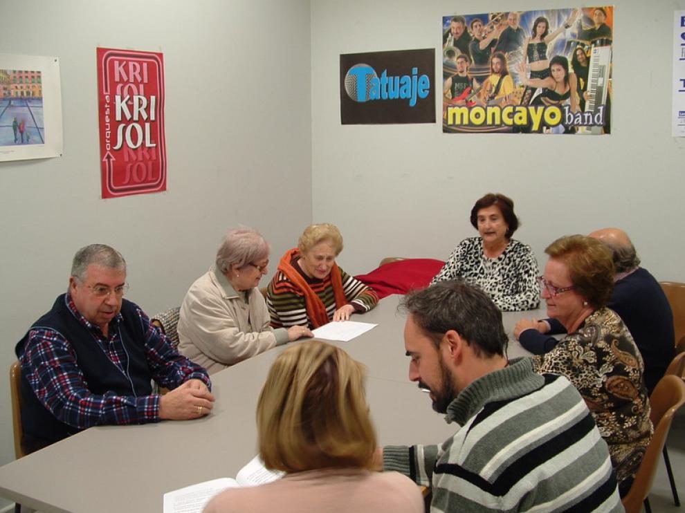 Reunión de la junta saliente celebrada ayer en el local social del barrio de San José, con María Pilar Lapieza a la cabecera de la mesa.