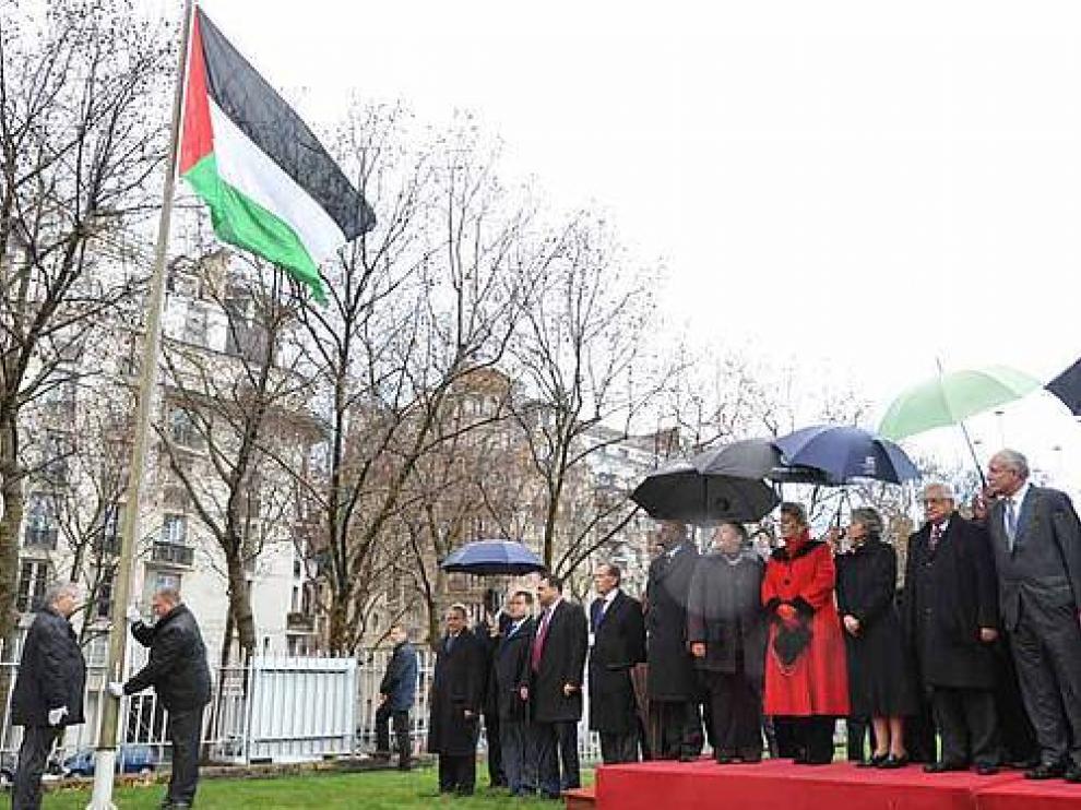 Izado de la bandera en París