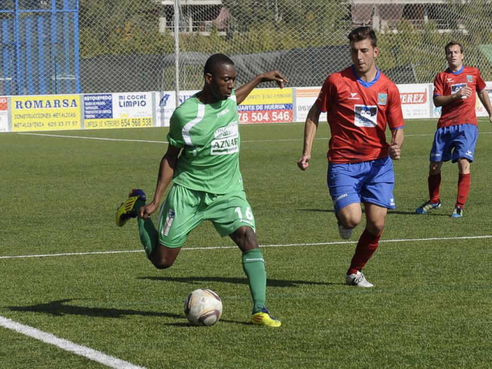 Manuel Sima golpeando el balón
