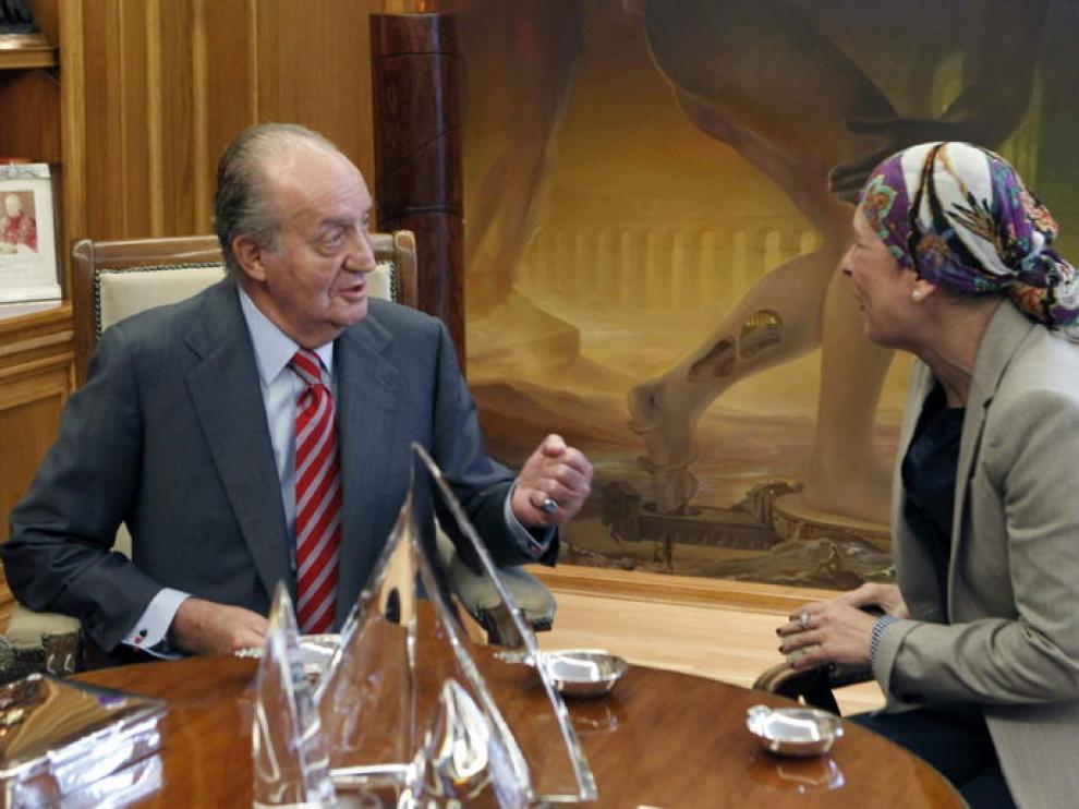 El rey charla con Uxue Barkos, diputada de Geroa Bai