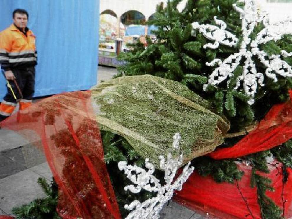 El árbol navideño de la plaza de López Allué apareció ayer roto en el suelo.