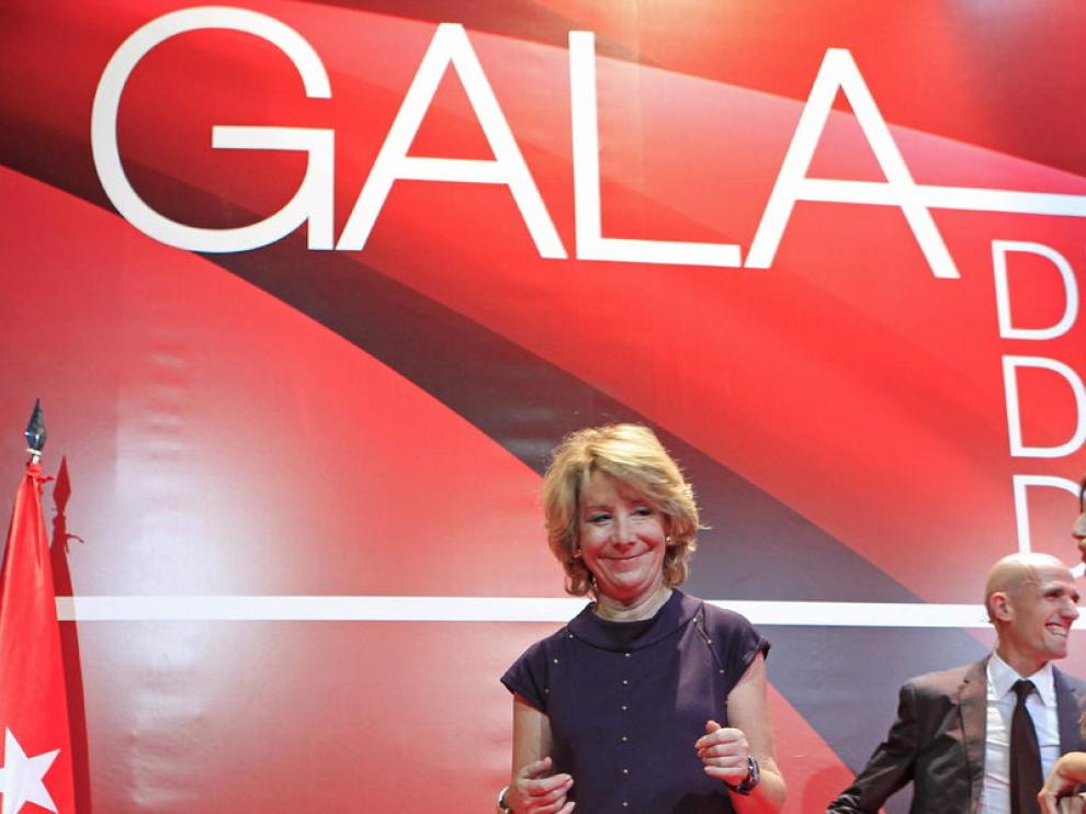 La presidenta de la Comunidad de Madrid, Esperanza Aguirre, posa junto al Trofeo de la Copa Davis