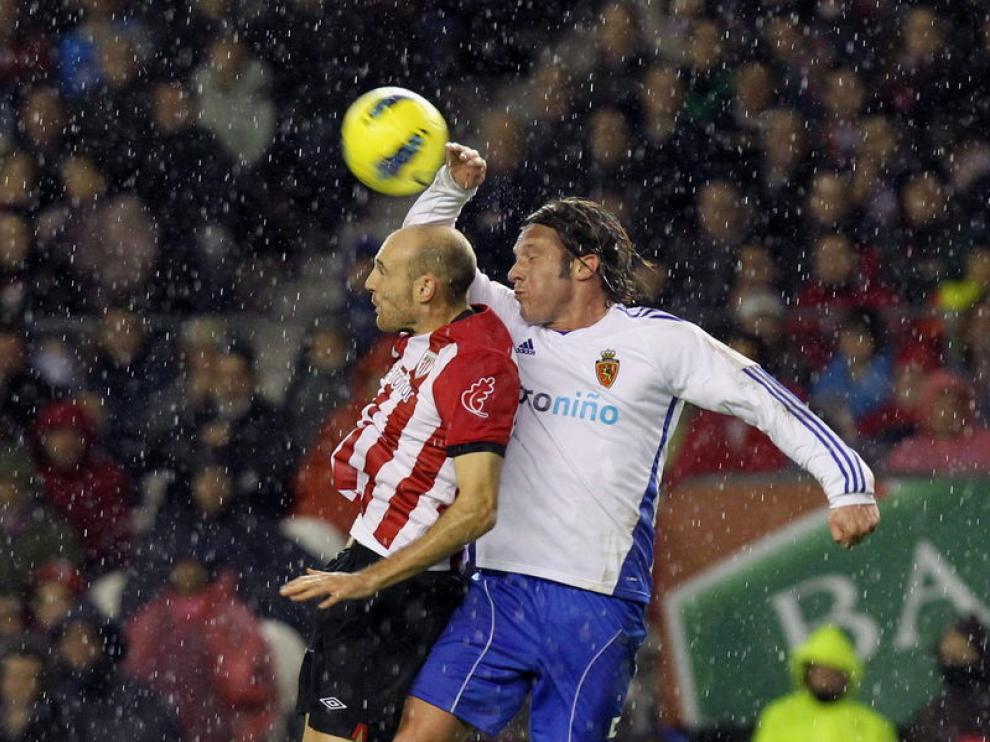 Toquero y Lanzaro luchan un balón de cabeza