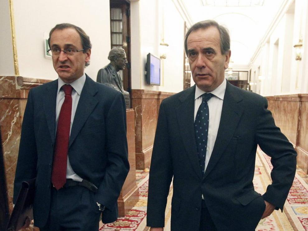 Los portavoces de los grupos popular, Alfonso Alonso (i), y socialista, José Antonio Alonso, tras la reunión de la Mesa del Congreso