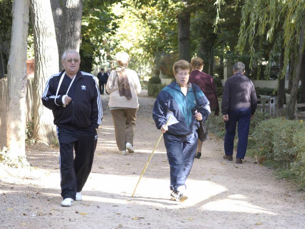 Gente paseando por el balneario de Jaraba