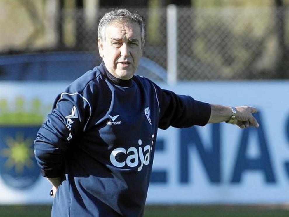 Quique Hernández, durante uno de los entrenamientos de esta temporada en el Instituto Montearagón.