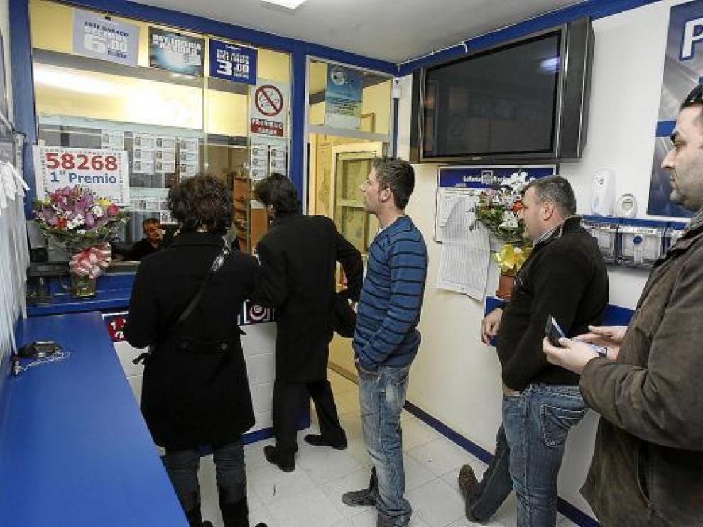 Las clientes hacían ayer cola en la administración de Grañén por si se repite la suerte del Gordo.