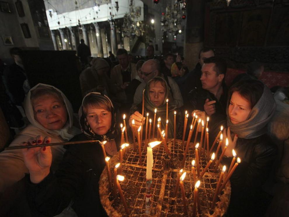 Peregrinos cristianos encienden velas la Basílica de la Natividad,