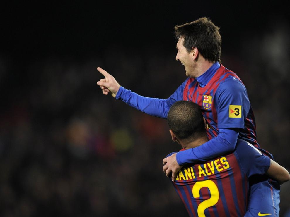 Dani Alves y Messi celebran un gol.