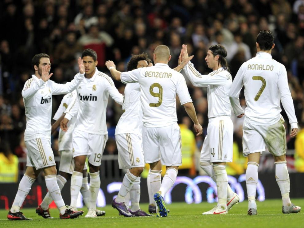 Los jugadores del Madrid celebran uno de los goles del partido