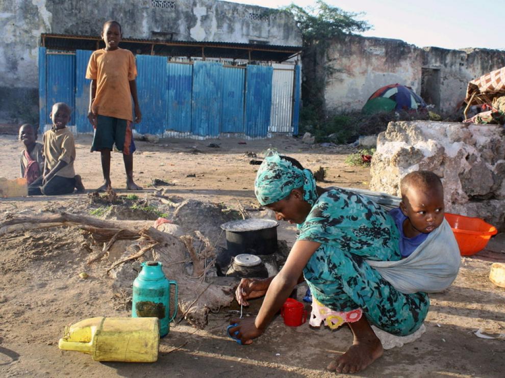 Una madre somalí con su niño a cuestas