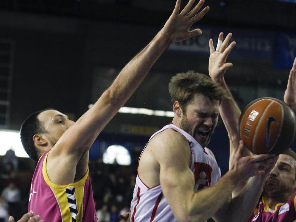 Jon Stefansson (d), del CAI, intenta superar la defensa de Bogdanovic
