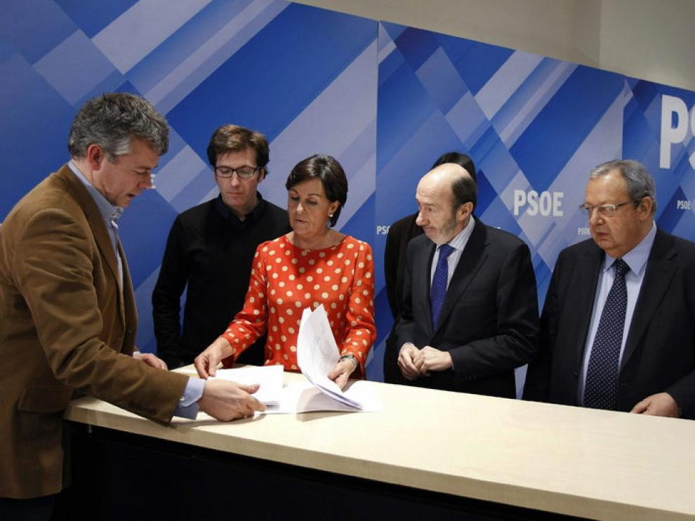 Rubalcaba presenta los avales en la secretaría del PSOE