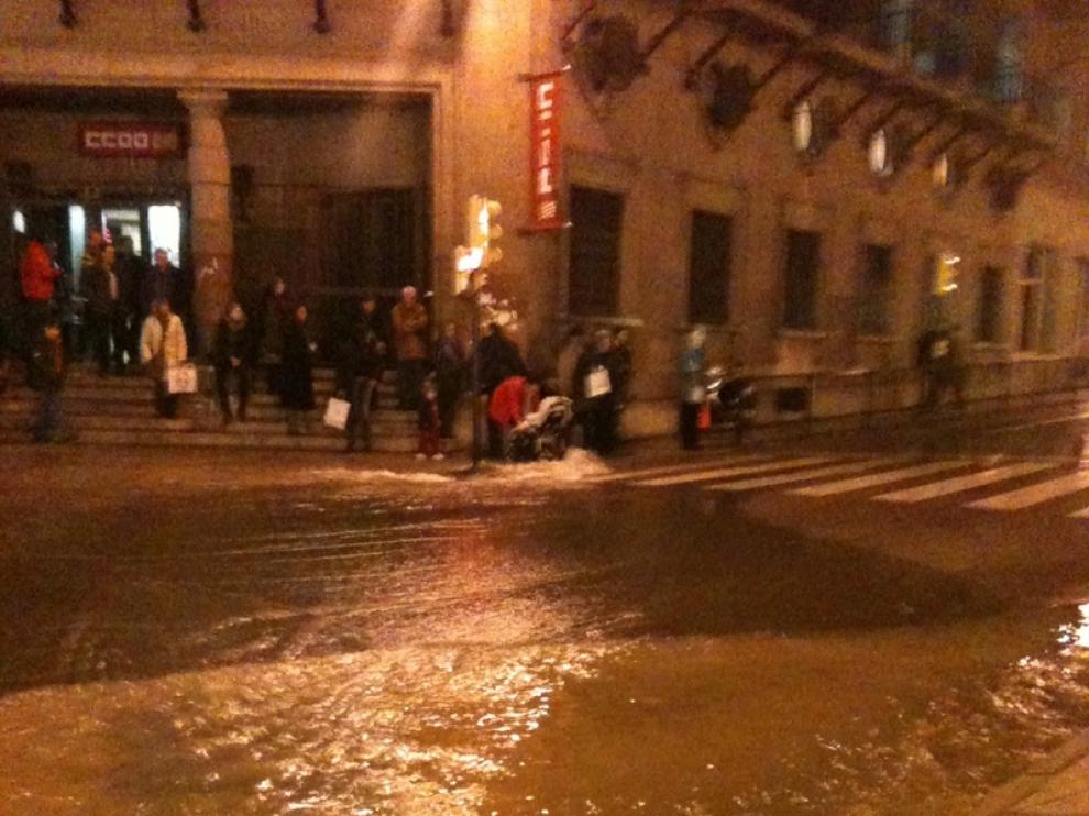 Imagen del reventón de una tubería en Paseo de la Constitución