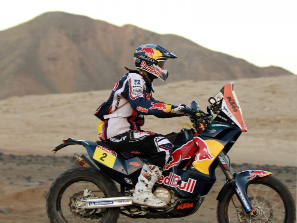 El francés Cyril Despres conduce su moto durante la novena etapa del Dakar