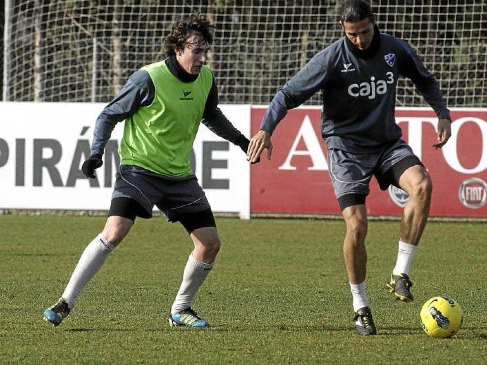 Rubén Garcés presiona a Ochoa durante el entrenamiento de ayer en el Pirámide.