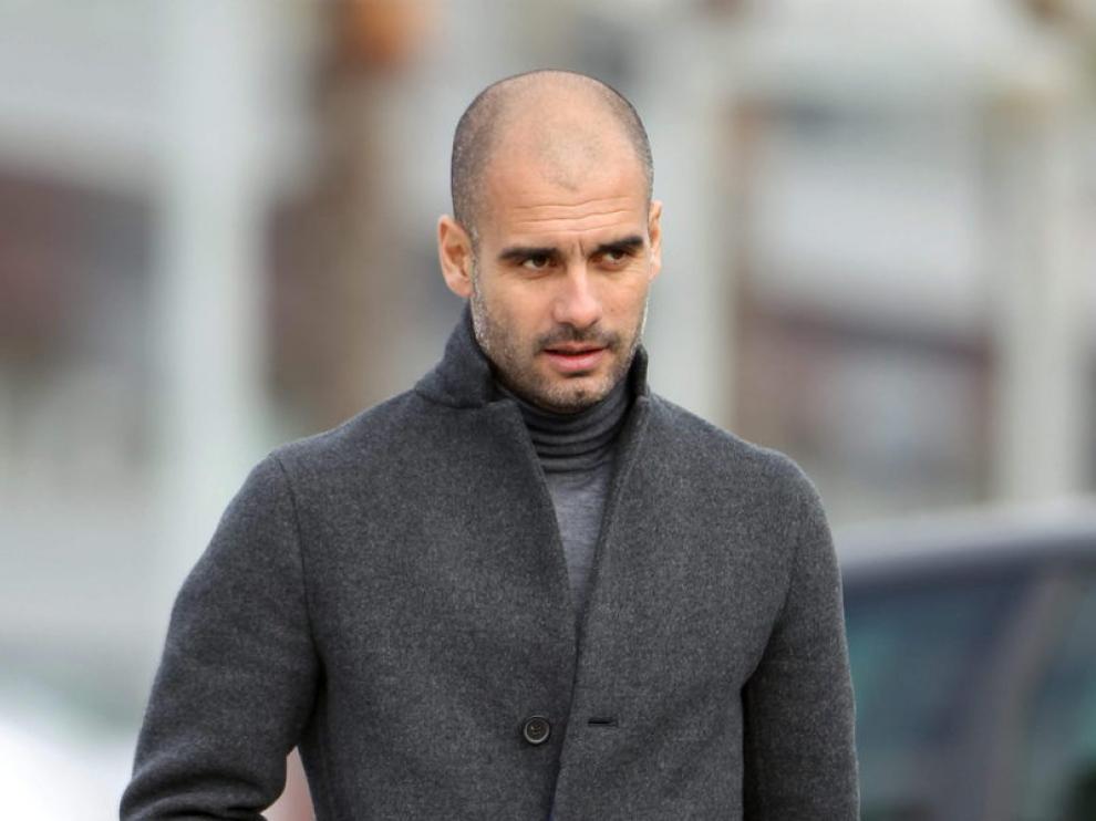 Pep guardiola se dirige a la rueda de prensa que ha dado con motivo del encuentro ante el Osasuna.
