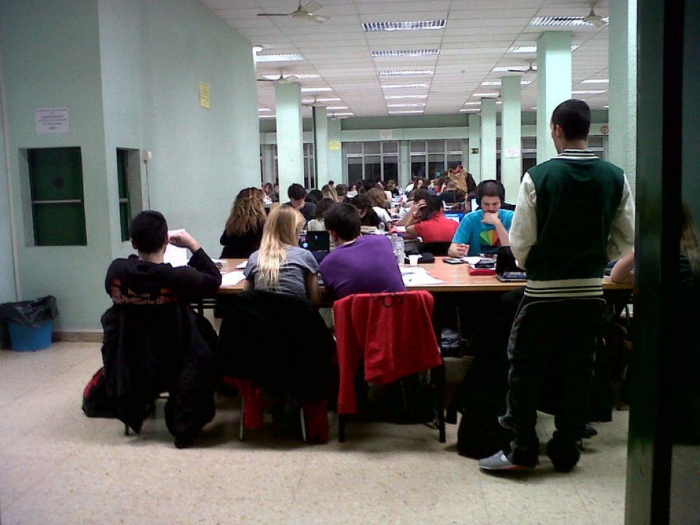 Imagen de la sala de estudio de la Facultad de Filosofía y Letras.