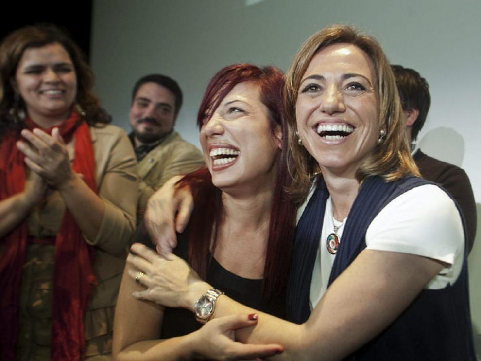 Carme Chacón, abraza a su compañera de partido y senadora por Tenerife, Patricia Hernández