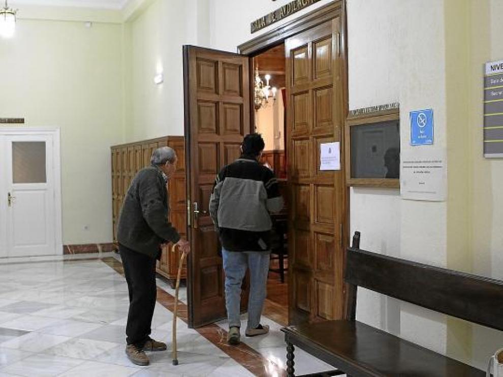 Dos de los acusados, en el momento de entrar a la sala de la Audiencia para ser juzgados