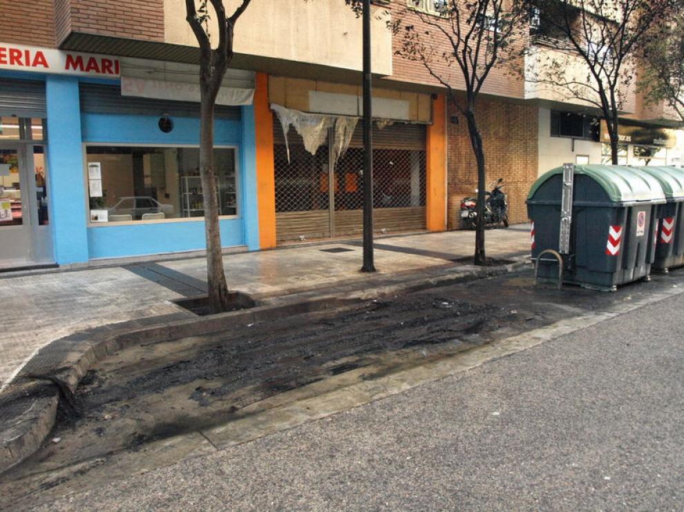 Estado en que ha quedado el firme donde estaba aparcada la furgoneta.