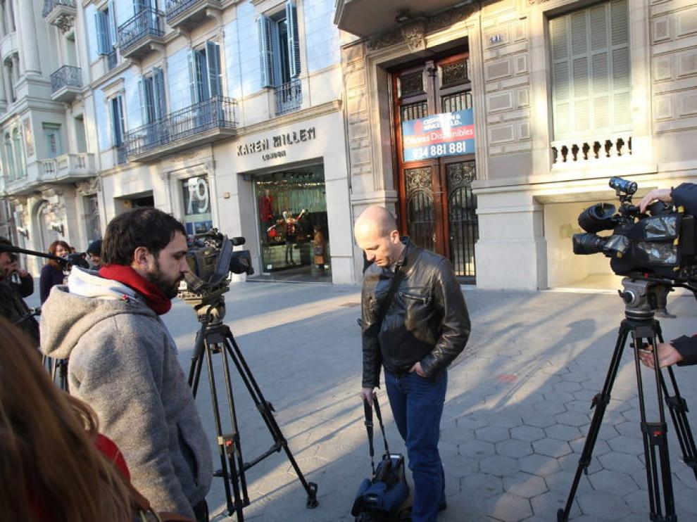 Numerosos medios de comunicación montan guardia ante el despacho del abogado de Urdangarin
