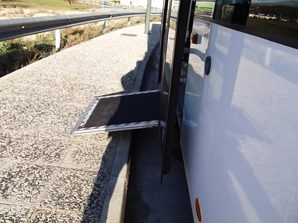 En la imagen, podéis ver la rampa de acceso de estos autobuses, desplegada.