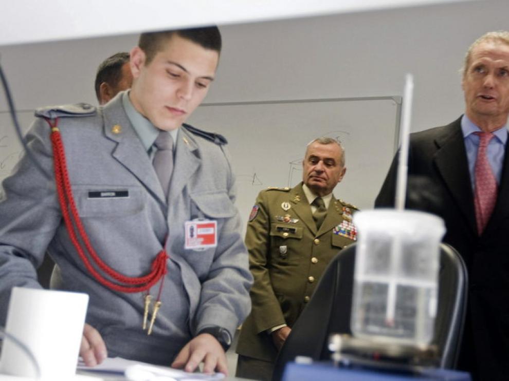 El ministro de Defensa durante la visita a la Academia General Militar